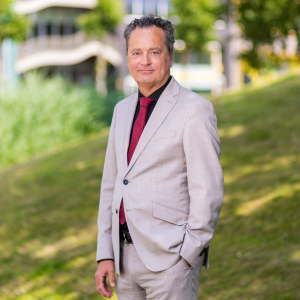 Toon van Dijk - Provincie Flevoland - gedeputeerde met de Portefeuille Economie, Onderwijs & Arbeidsmarkt